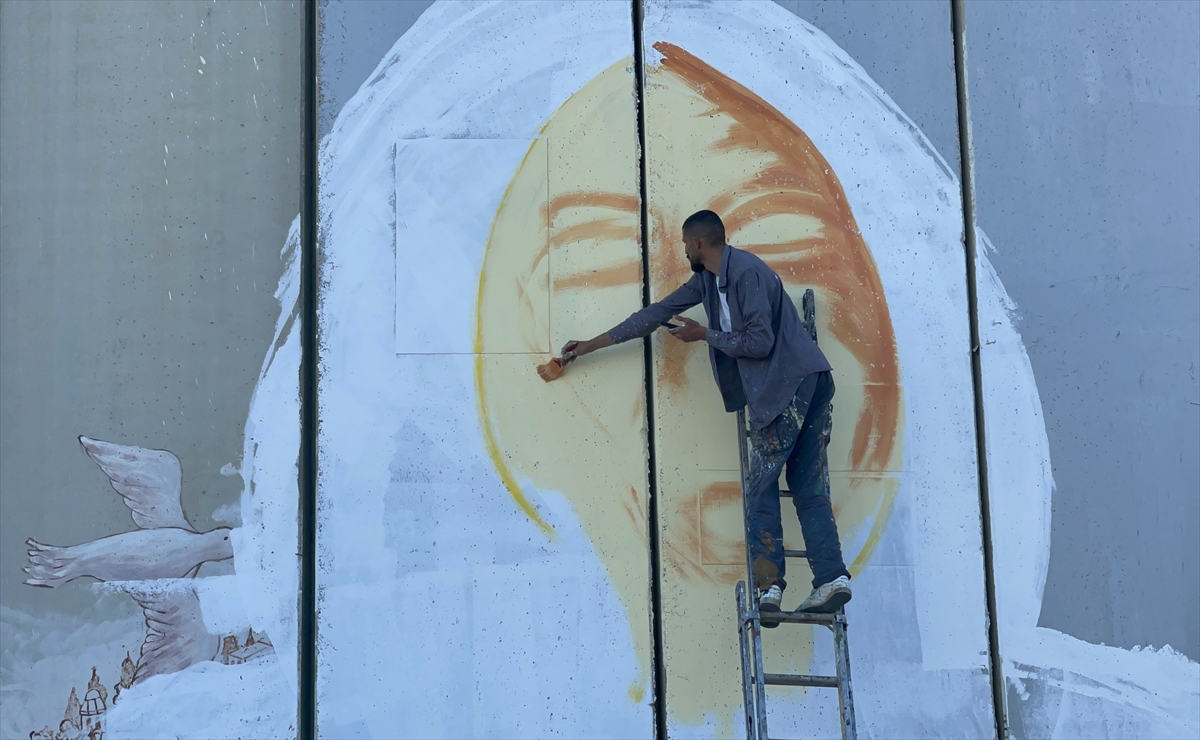 Filistinli sanatçı Ayrım Duvarı'na çizdiği Şirin Ebu Akile resmiyle Biden'a karşılama hazırladı