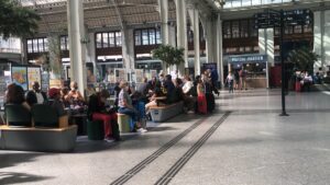 PARİS (AA) – Fransa'da demir yolu çalışanları, ücretlere zam talebiyle