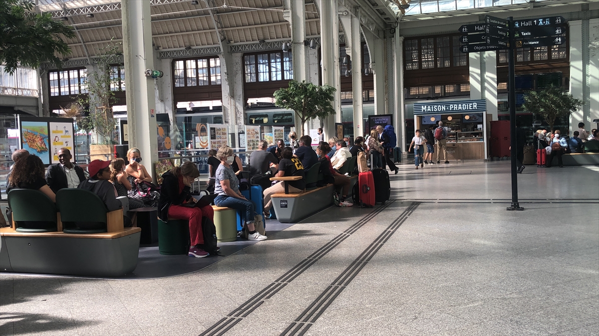 PARİS (AA) – Fransa'da demir yolu çalışanları, ücretlere zam talebiyle