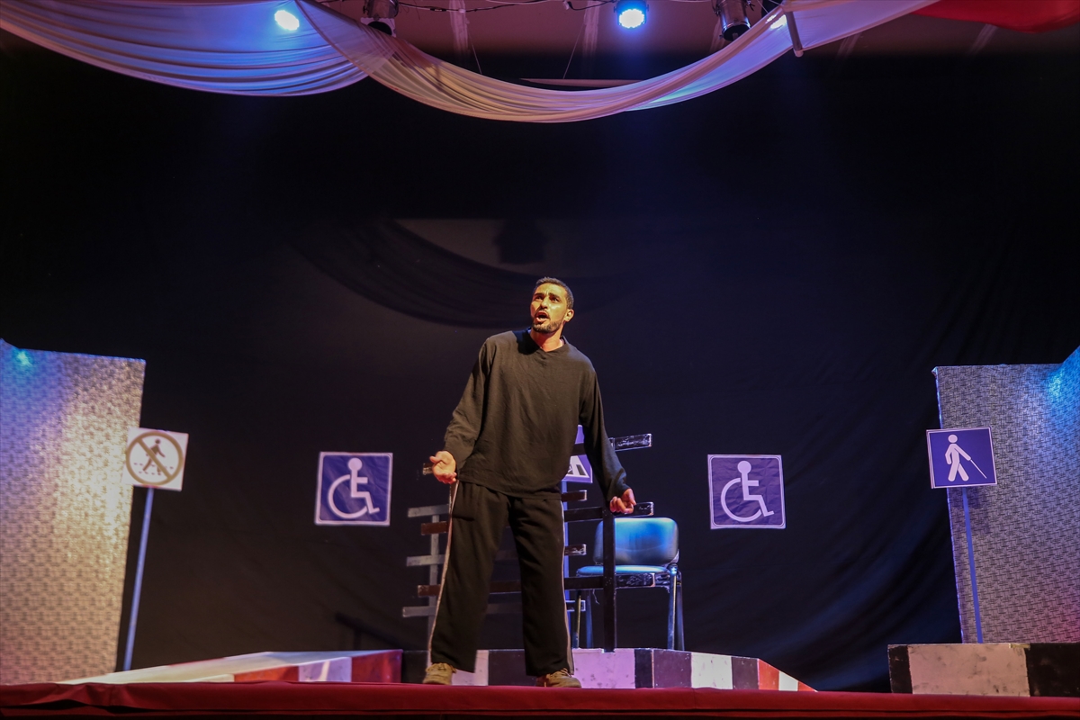 Gazze Şeridi'nde engellilerin sıkıntılarına ışık tutan iki tiyatro oyunu sergilendi