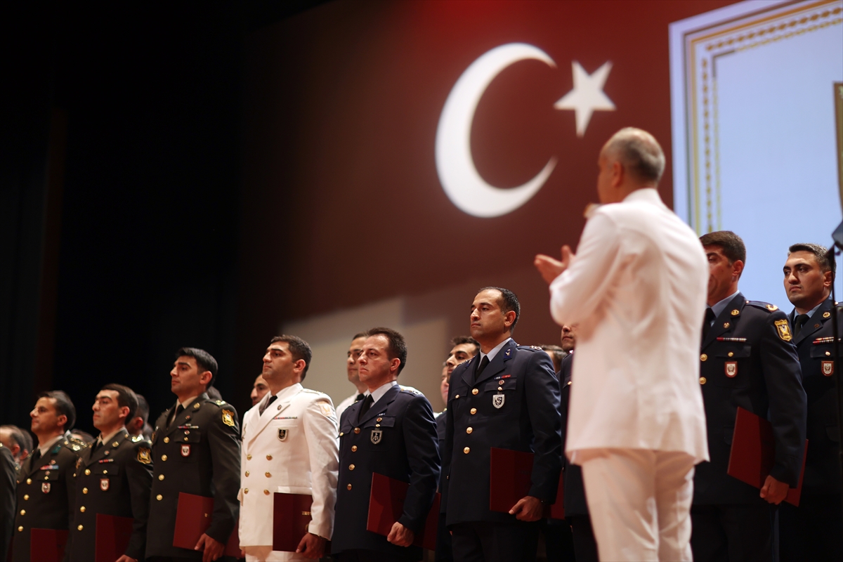 Bakan Akar, MSÜ Komuta Kurmay Eğitimi ve Karargah Subaylığı Eğitimi Mezuniyet Töreni'nde konuştu:
