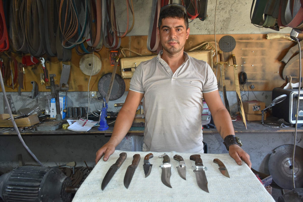 Hobi olarak üretmeye başladığı bıçakları yurt dışındaki meraklılarına da satıyor