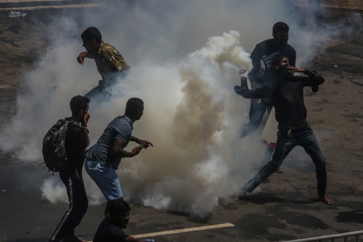 Hükümet karşıtı protestoların sürdüğü Sri Lanka'da başbakanın istifası bekleniyor