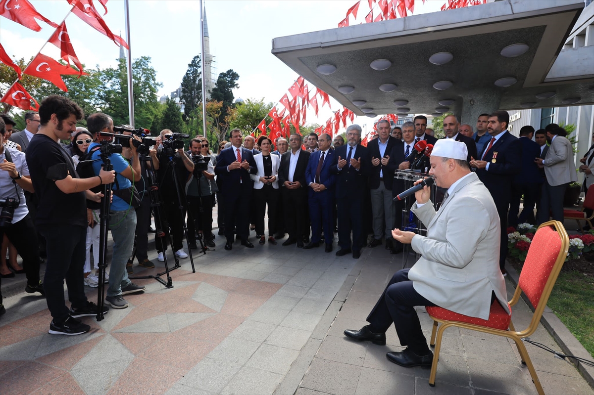 İBB'nin Saraçhane'deki binası önünde 15 Temmuz şehitleri anıldı