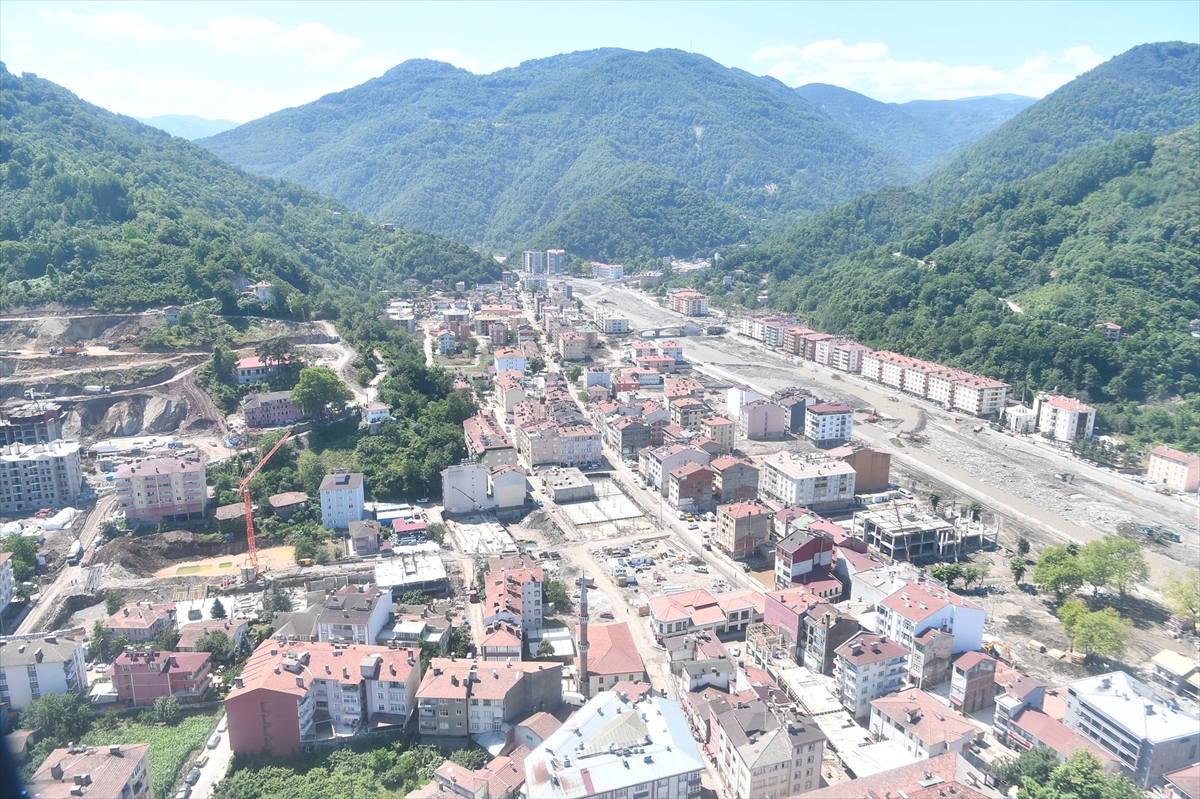 İçişleri Bakanı Soylu, Kastamonu'da sel bölgesini havadan inceledi