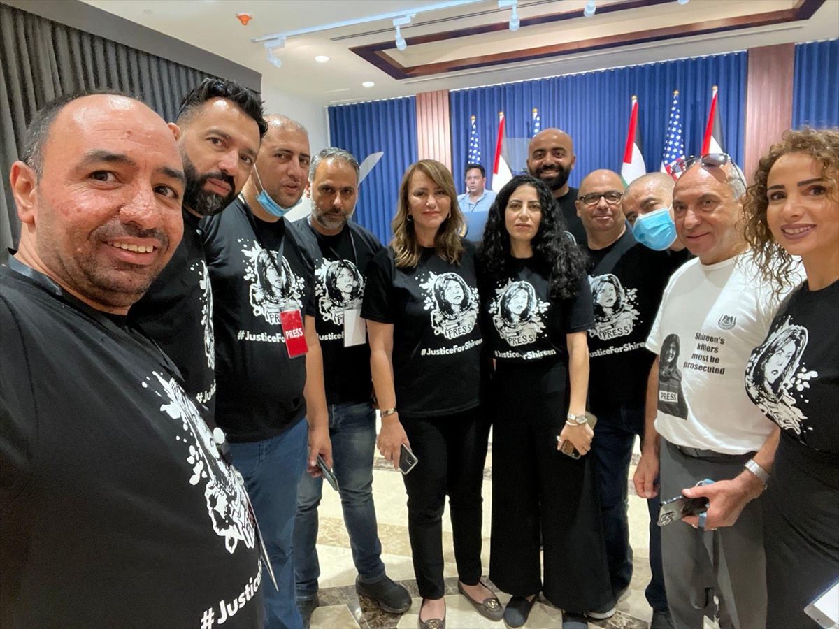 Biden'ın ziyaretini takip eden Filistinli gazeteciler Ebu Akile'nin fotoğrafı bulunan tişörtler giydi