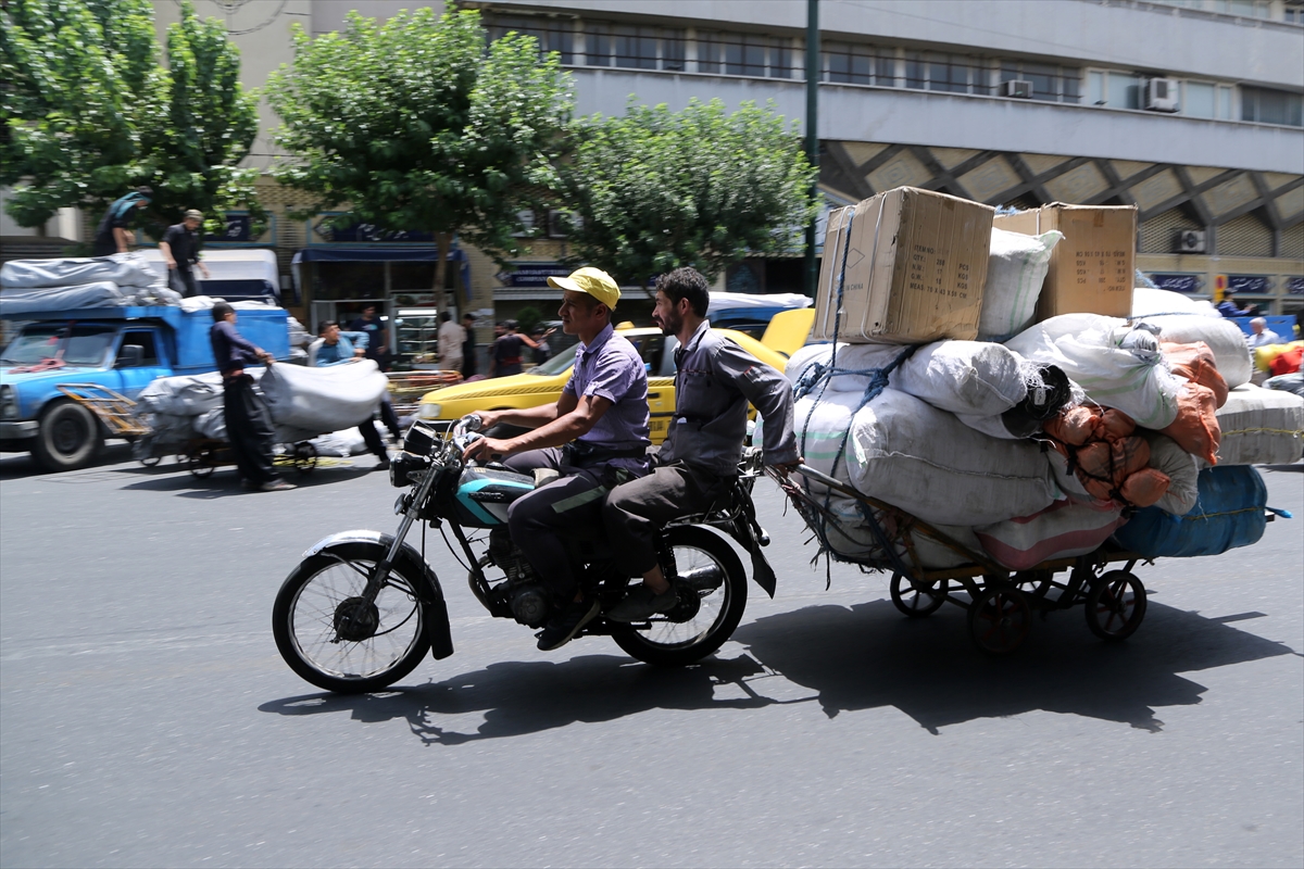 İran’da motosiklet sürücüleri taşımacılık sektörüne yeni boyut kazandırdı