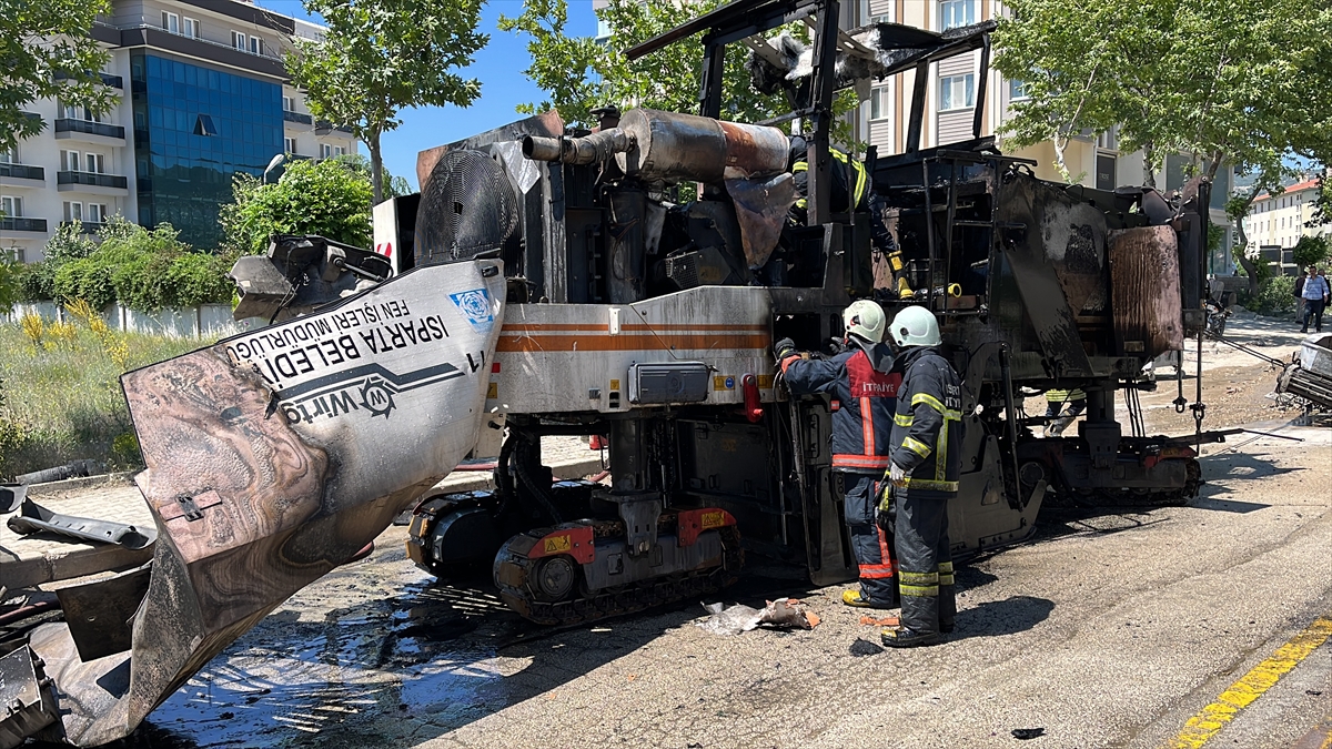 Isparta'da iş makinesi doğal gaz borusunu patlattı, çıkan yangında 3 işçi yaralandı