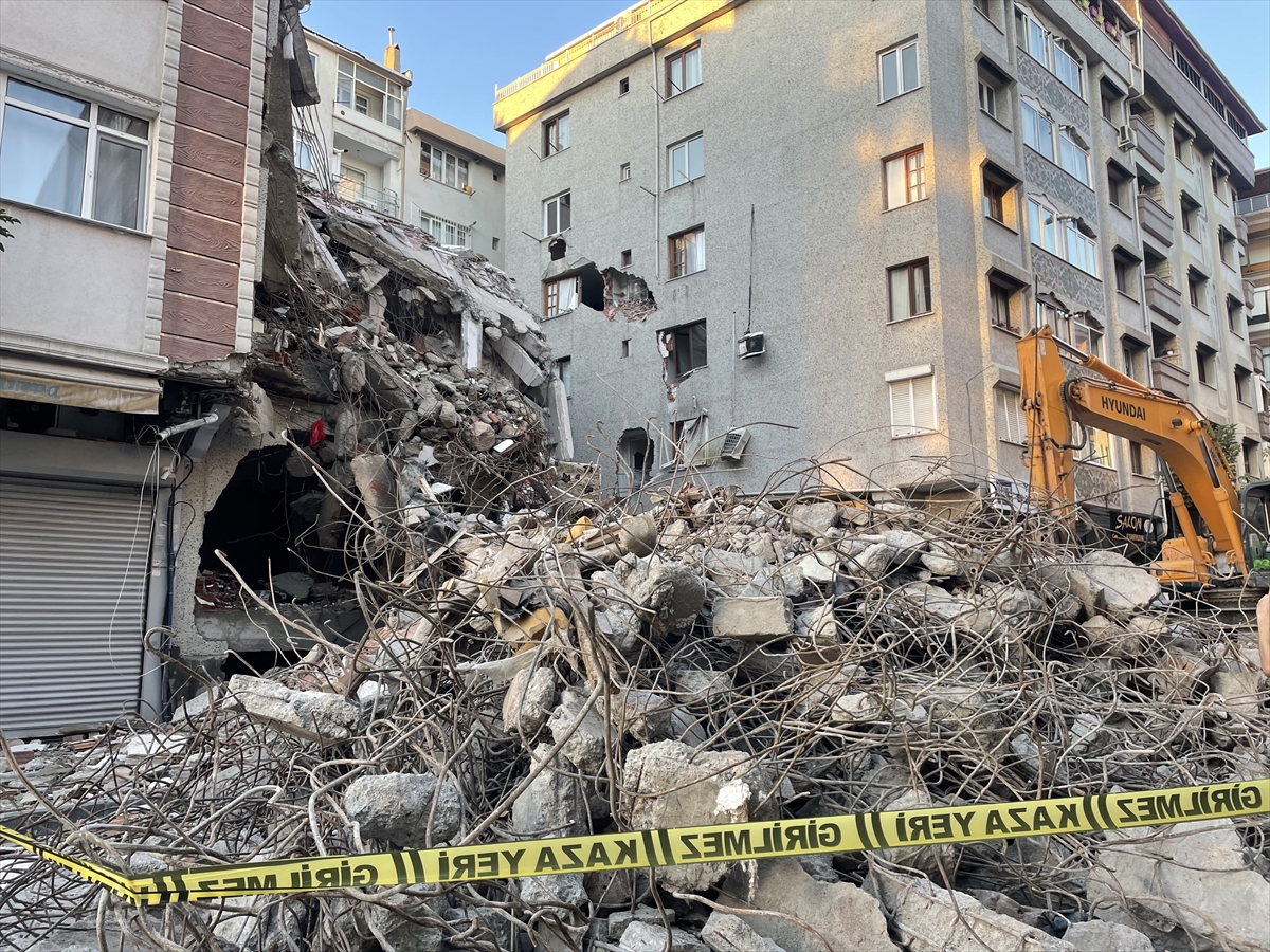 İstanbul’da yıkım sırasında zarar gören binadaki 5 daire boşaltıldı