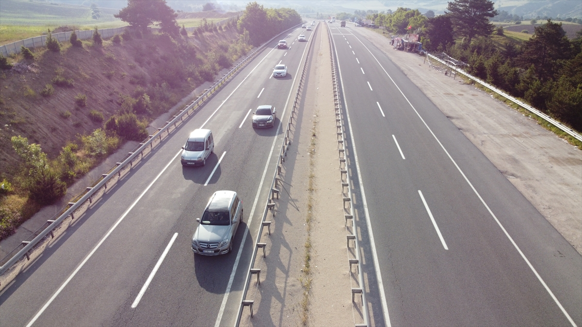 İstanbul'u Karadeniz illerine bağlayan D-100'de akıcı bayram trafiği oluştu