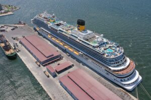 İZMİR (AA) – İtalya bayraklı "Costa Venezia" adlı kruvaziyer, 1704