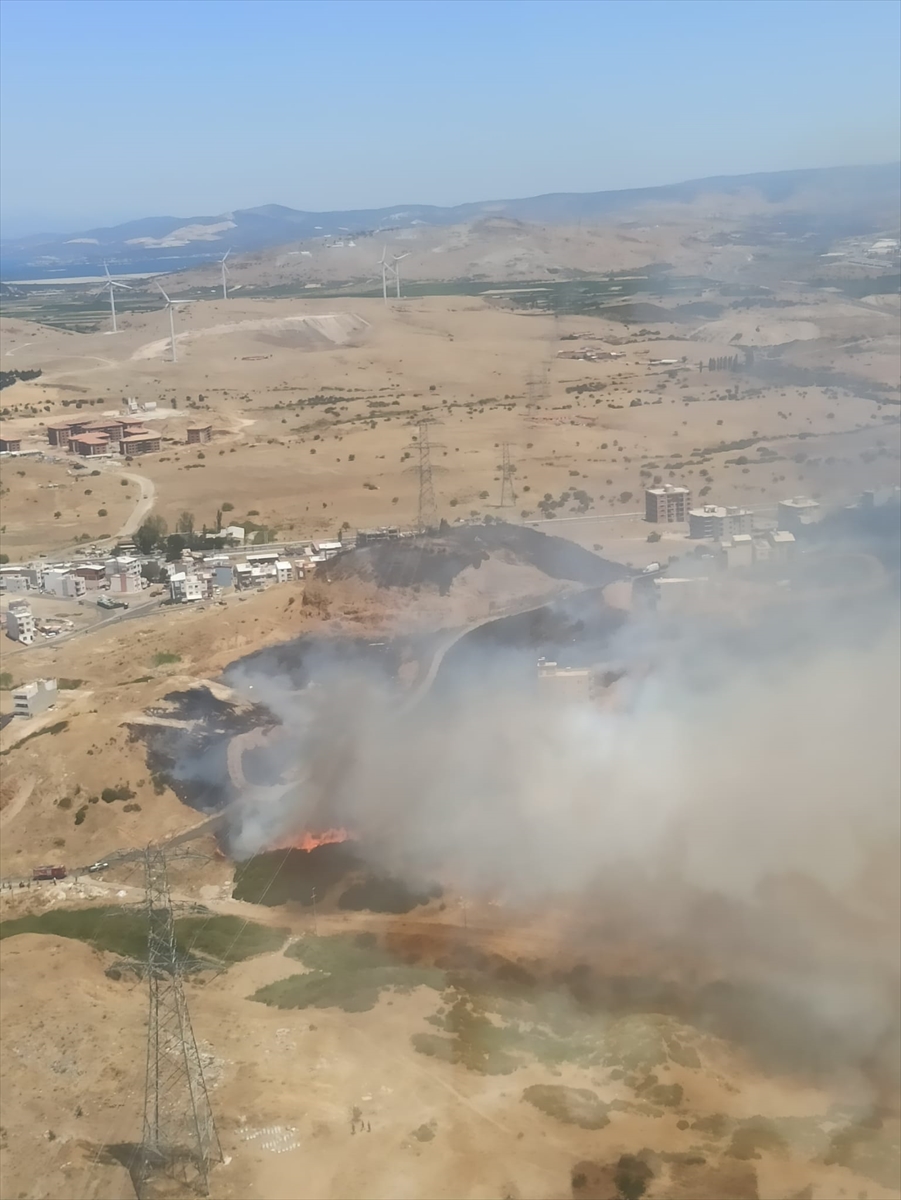 İzmir'deki otluk alan yangınlarına müdahale ediliyor