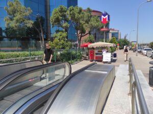 İSTANBUL (AA) – Kozyatağı metro istasyonu çıkışında simit satan Özkan