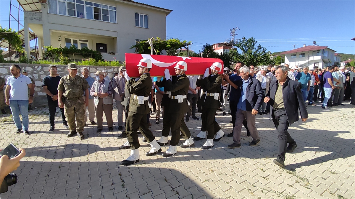 GÜNCELLEME – Kahramanmaraş'ta baraj göletine devrilen otomobilde ölenlerin cenazesi defnedildi