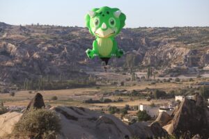 - Göreme'de devam eden festivalin 3. gününde "Palyaço, roket, kalp,