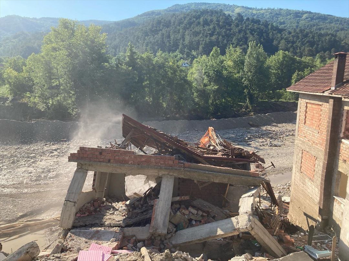 Karabük'te selden zarar gören evlerin yıkımına başlandı