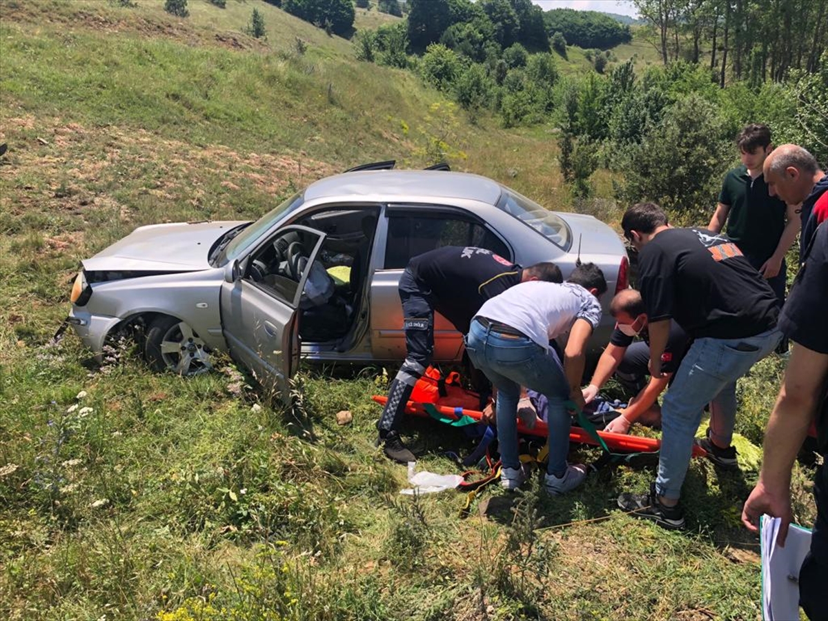 Karabük'te tarlaya devrilen otomobildeki 3 kişi yaralandı