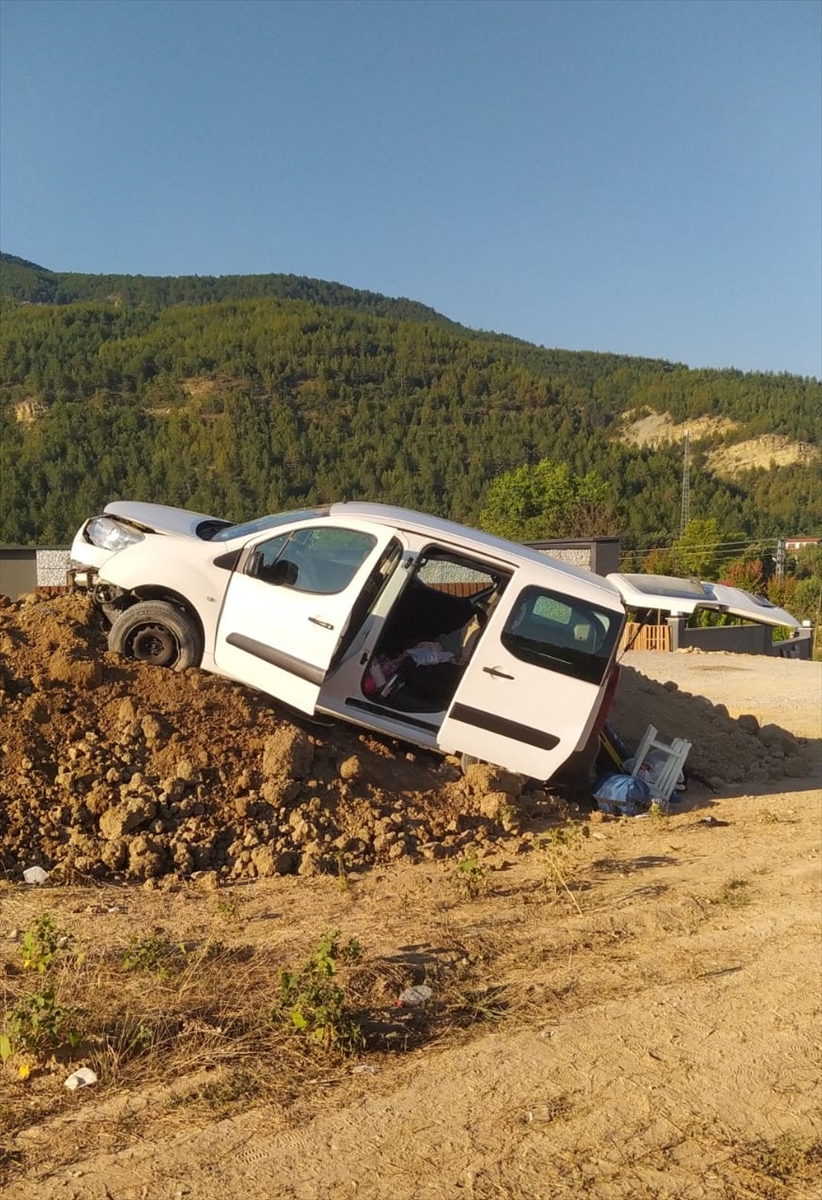 Karabük'te toprak yığınına çarpan araçtaki 5 kişi yaralandı