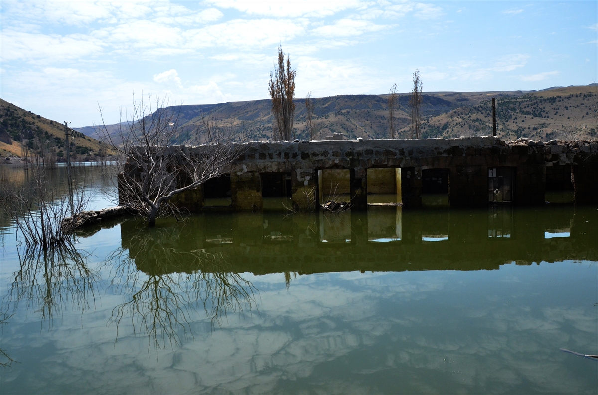 Kars'ta barajın su seviyesi düşünce tarihi yapılar gün yüzüne çıktı