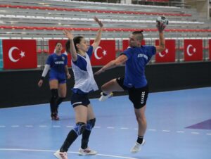 KASTAMONU (AA) – Hentbol Kadınlar Süper Lig ekiplerinden Kastamonu Belediyespor'un