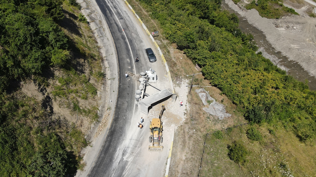Kastamonu'da hafriyat kamyonunun devrilmesi sonucu 3 kişi yaralandı