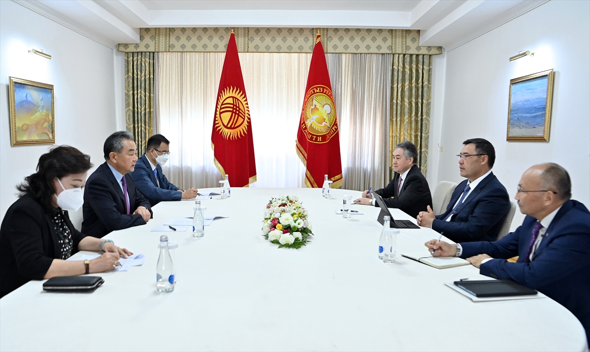 Kırgızistan Cumhurbaşkanı Caparov, Çin Dışişleri Bakanı Vang ile görüştü