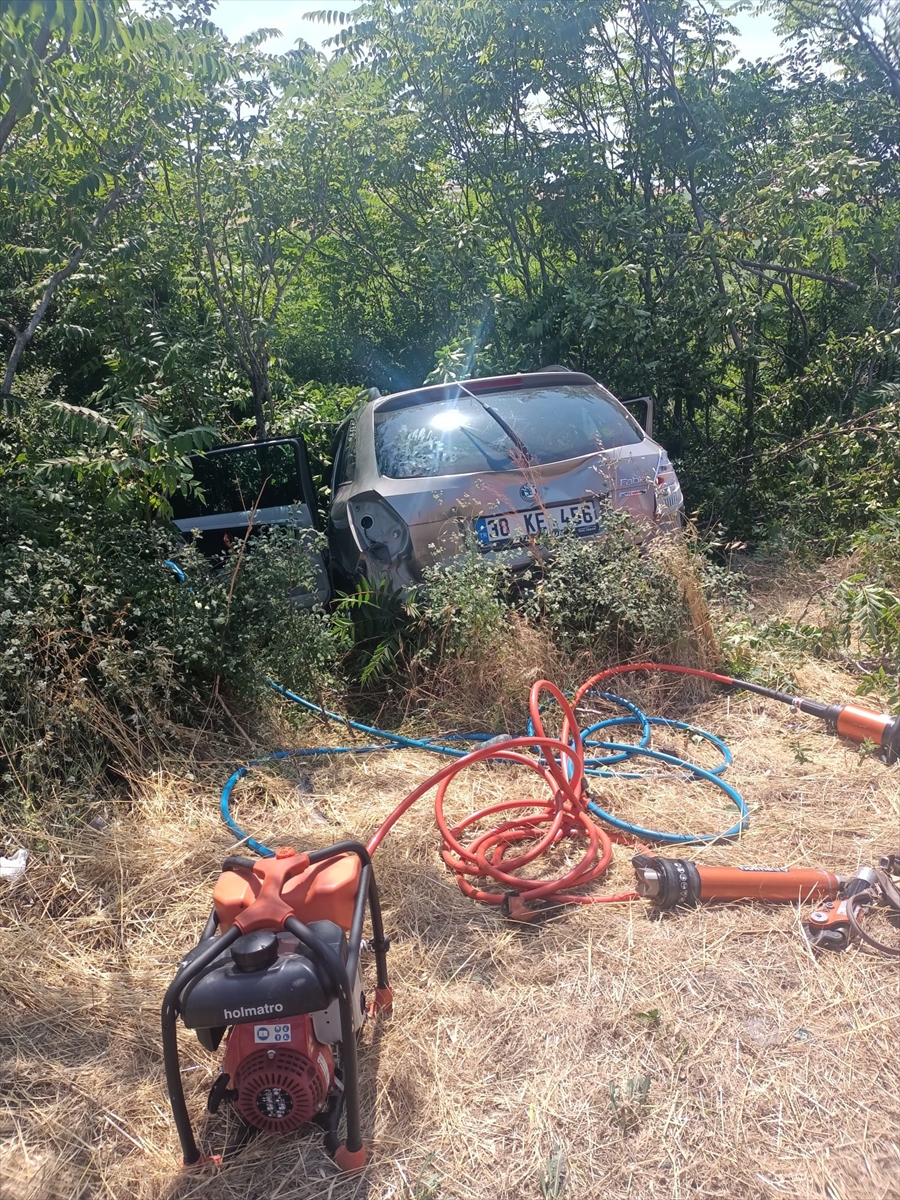 Kırklareli'nde şarampoldeki ağaçlara çarpan otomobildeki sürücü öldü, eşi ve 2 çocuğu yaralandı