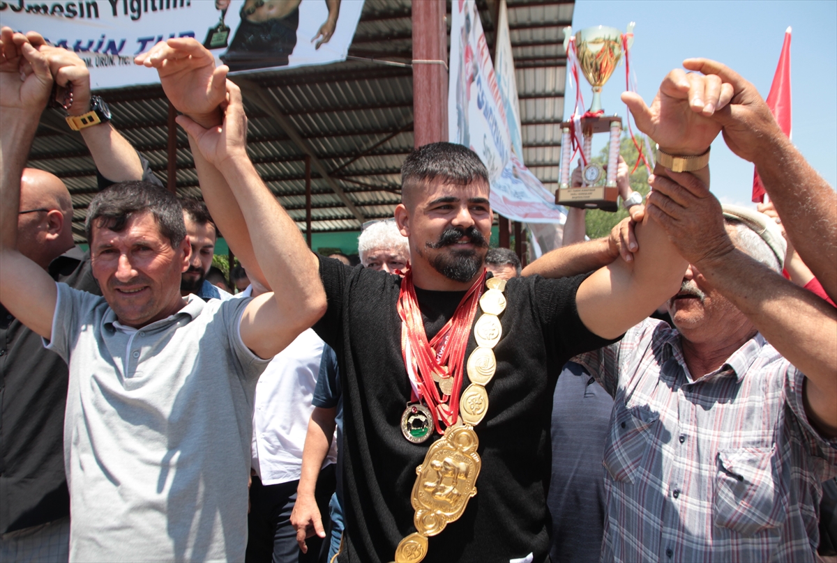 Kırkpınar Başpehlivanı Cengizhan Şimşek, baba ocağında coşkuyla karşılandı