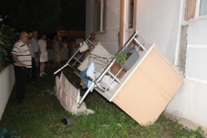 KOCAELİ (AA) – Kocaeli'nin Kartepe ilçesinde 3 katlı bir binanın