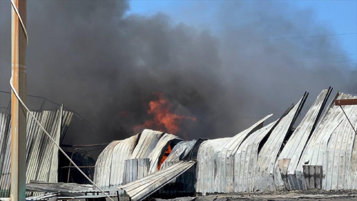 Kocaeli'de geri dönüşüm firmasının depo ve imalat atölyesinde çıkan yangın söndürüldü