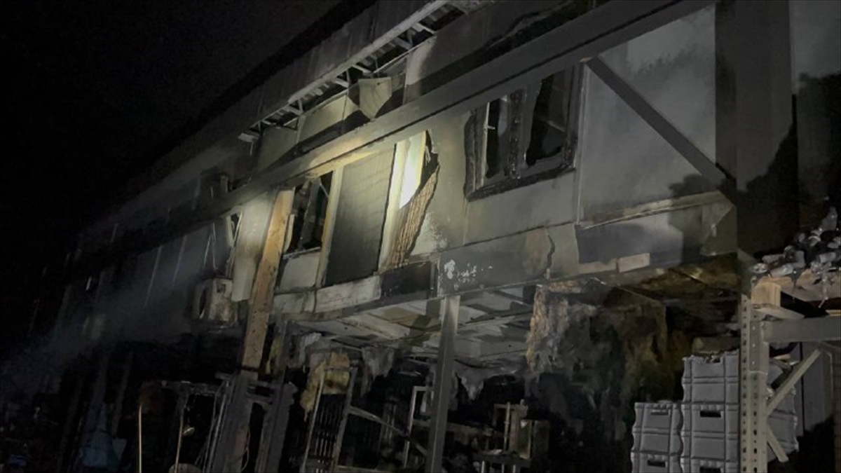 Kocaeli'de kalıp üretimi yapılan fabrikada çıkan yangın söndürüldü