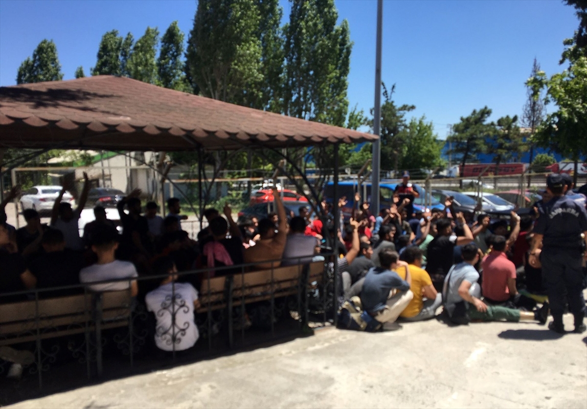 Kocaeli'de kamyon kasasında 103 düzensiz göçmen yakalandı