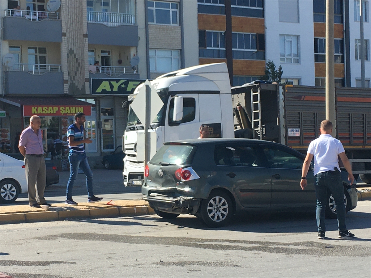 Konya'da 4 aracın karıştığı kazada 3 kişi yaralandı