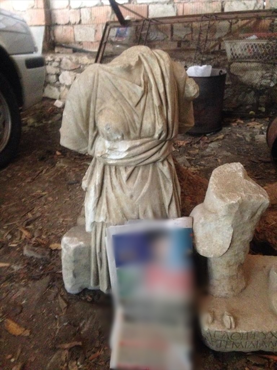 Kütahya'da Roma Dönemi'ne ait olduğu değerlendiren heykel ele geçirildi