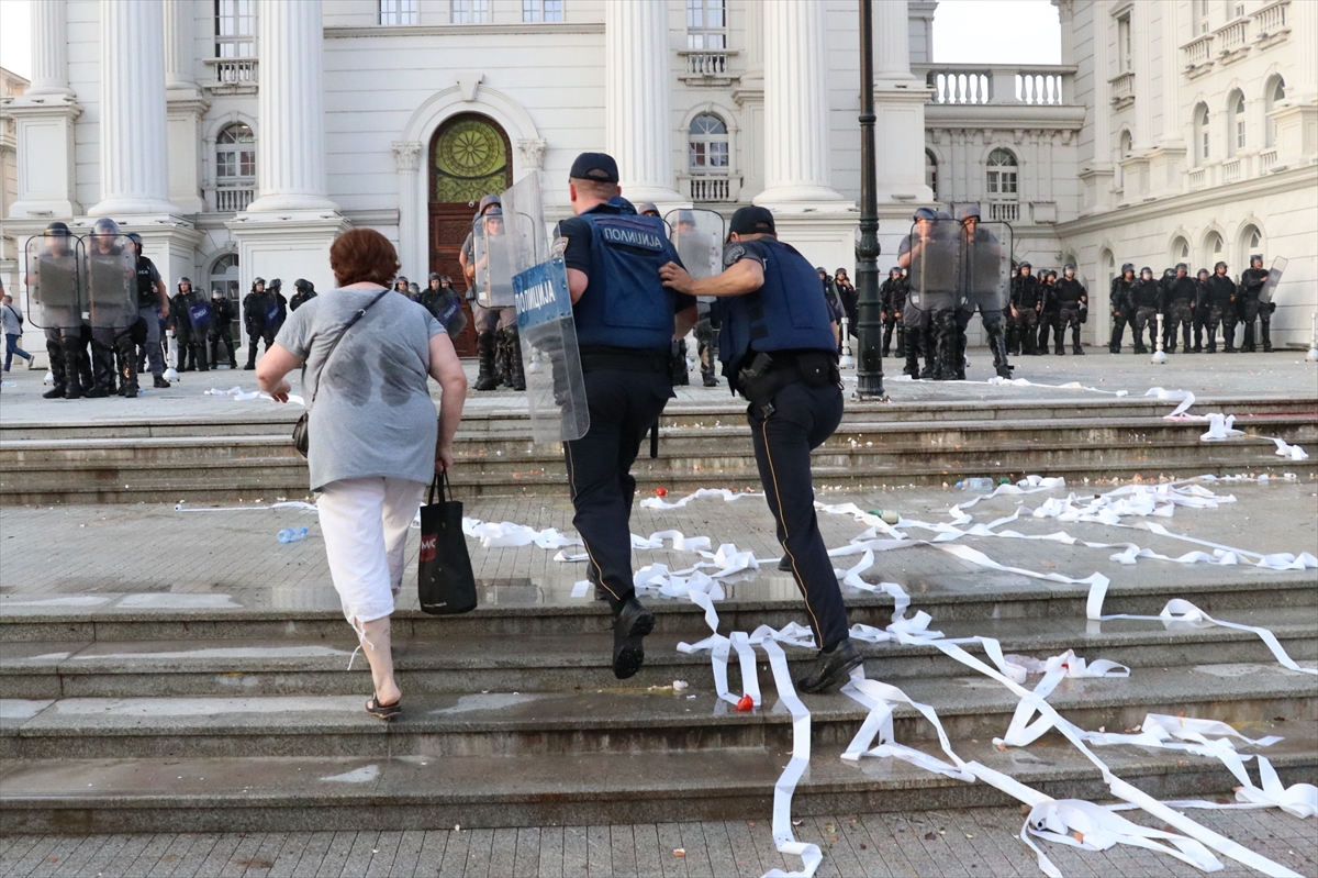 Kuzey Makedonya'daki protestoda gerginlik yaşandı