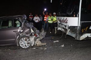 MANİSA (AA) – Manisa'nın Kula İlçesinde otobüs ile 2 otomobilin