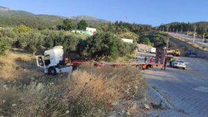 MANİSA (AA) – Manisa’nın Yunusemre ilçesinde freni boşalıp yoldan çıkan