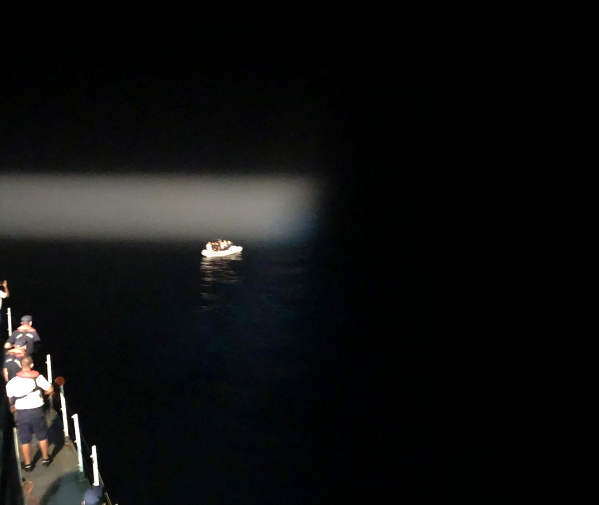 Marmaris açıklarında lastik botta 9 düzensiz göçmen yakalandı