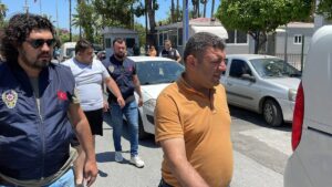 MERSİN (AA) – Mersin'in Yenişehir ilçesi sahilindeki kauçuk ağacına matkapla