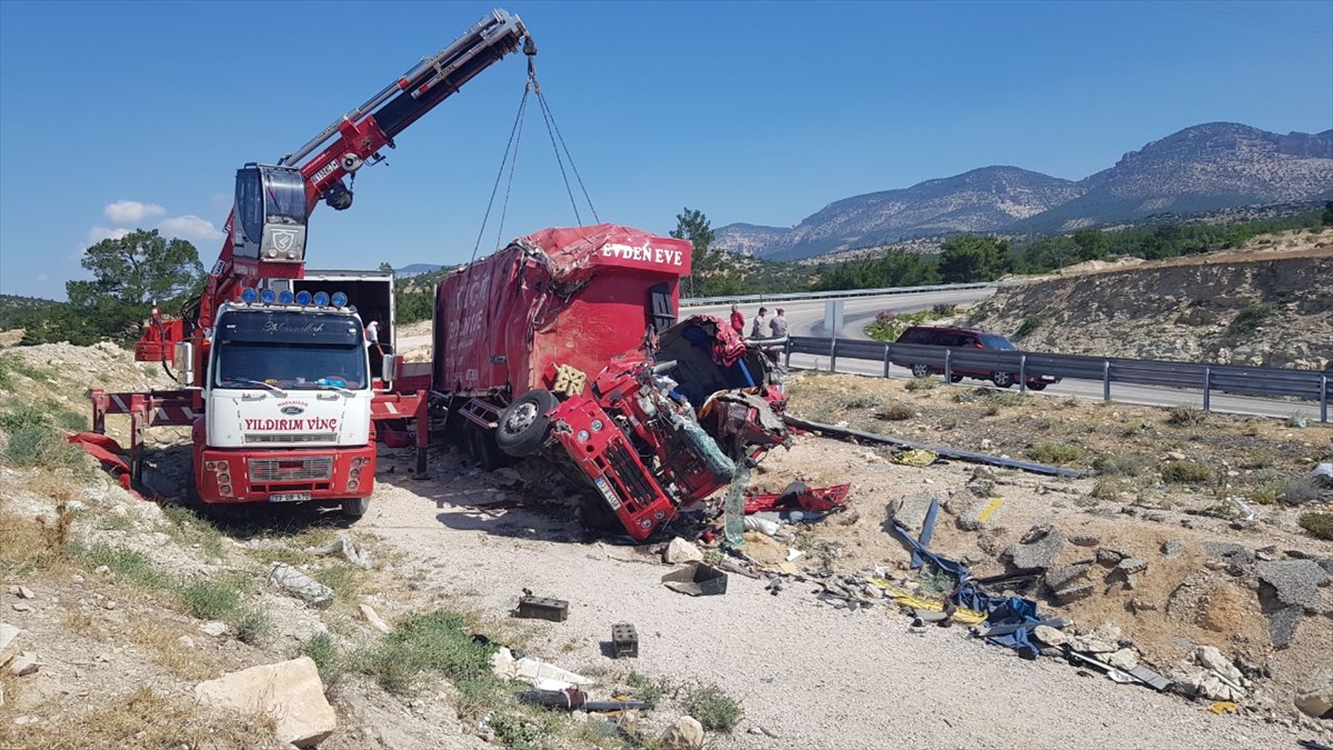 GÜNCELLEME – Mersin'de ev eşyası taşıyan kamyon devrildi, 4 kişi öldü