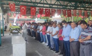 MERSİN (AA) – Mersin'in Tarsus ilçesinde hareket halindeki yolcu minibüsünün