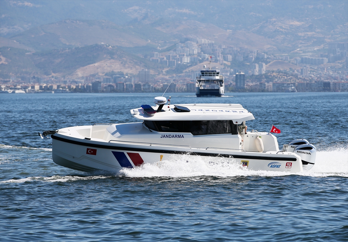 Milli imkanlarla üretilen 2 bot, İzmir'de jandarmaya teslim edildi