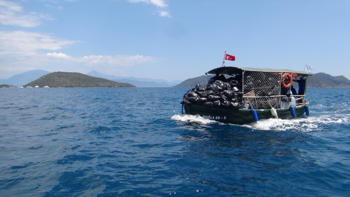 Muğla'da bayramda teknelerden 312 bin kilogram atık, 318 bin litre pis su toplandı