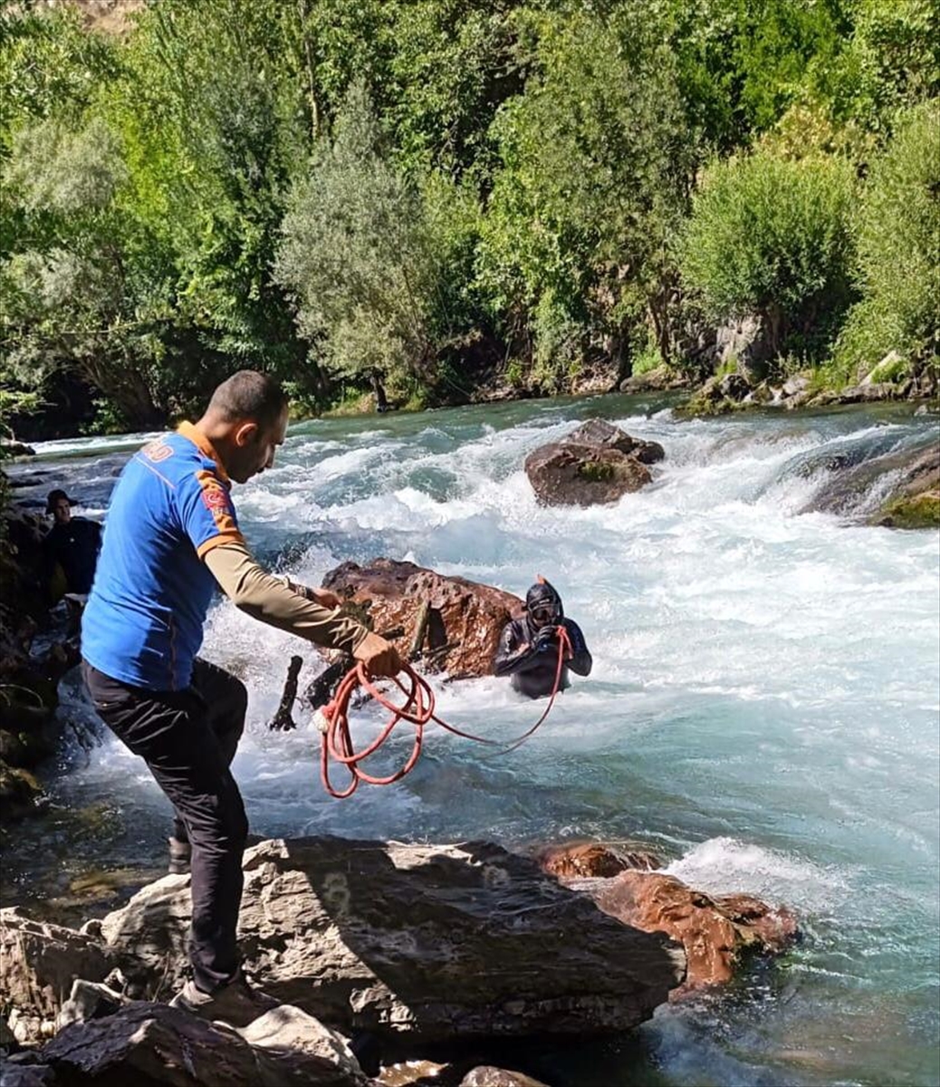 Müküs Çayı'nda akıntıya kapılan hemşireye ulaşılmaya çalışılıyor