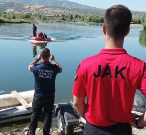 BİNGÖL (AA) – Bingöl'ün Genç ilçesinde Murat Nehri'nde boğulma tehlikesi