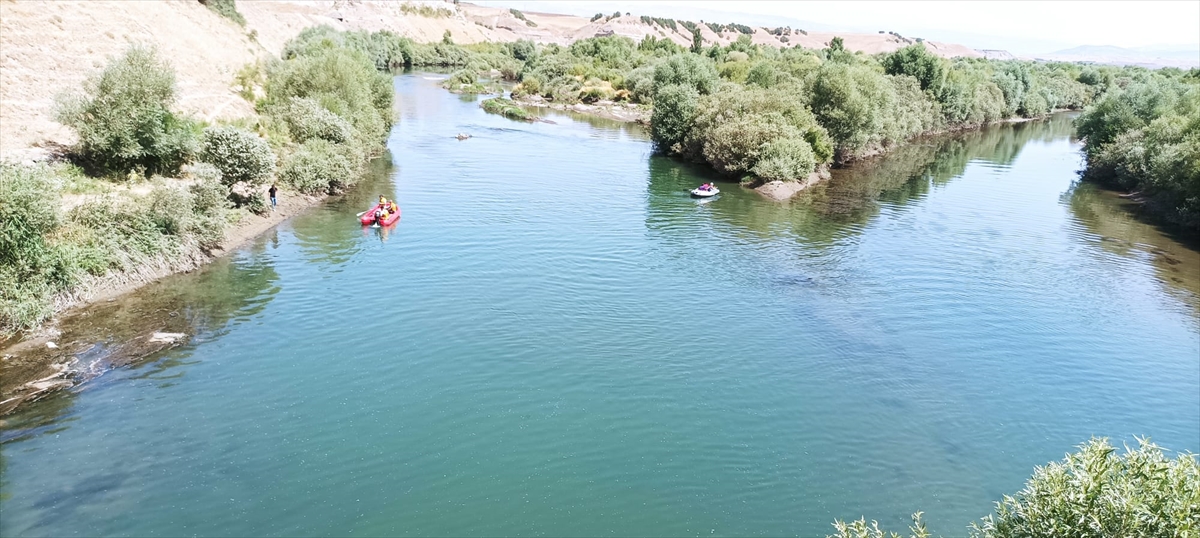 Murat Nehri'nde akıntıya kapılan kişi aranıyor