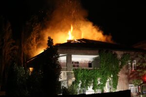 MUŞ (AA) – Muş'ta iki katlı binanın çatısında çıkan yangın,