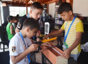 AMASYA (AA) – Amasya'nın Merzifon ilçesinde ilkokul ve ortaokul öğrencileri,