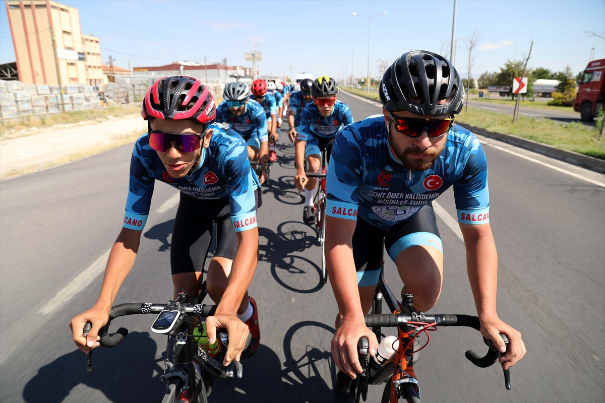 Ömer Halisdemir 6. Ulusal Bisiklet Turu sporcuları Aksaray'dan Niğde'ye doğru yola çıktı