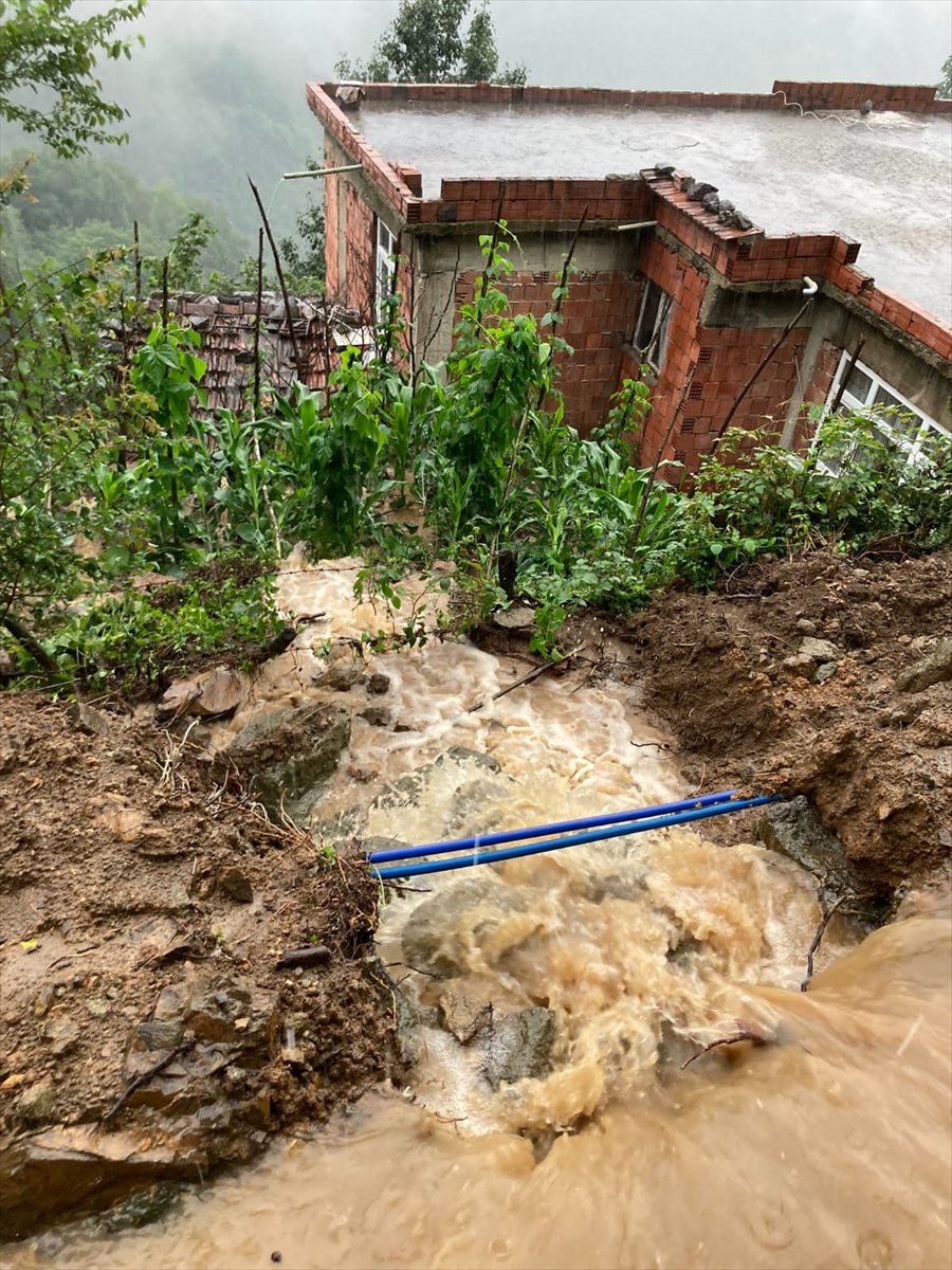 Ordu'da şiddetli yağış nedeniyle heyelan riski bulunan evdekiler tahliye edildi